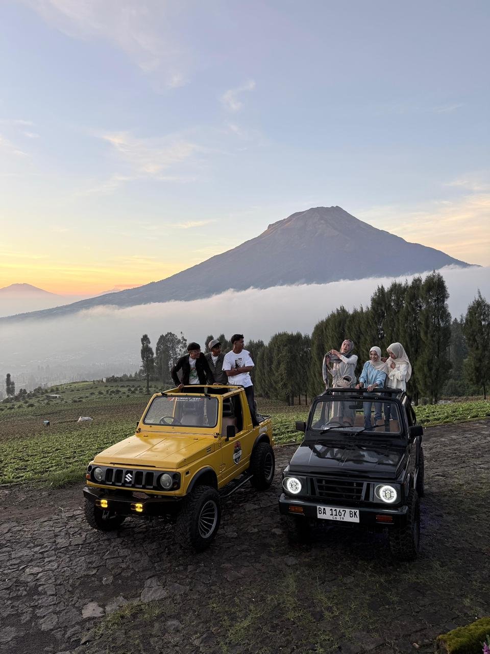 Jeep Adventure Dieng saat sunrise dengan latar Gunung Sindoro