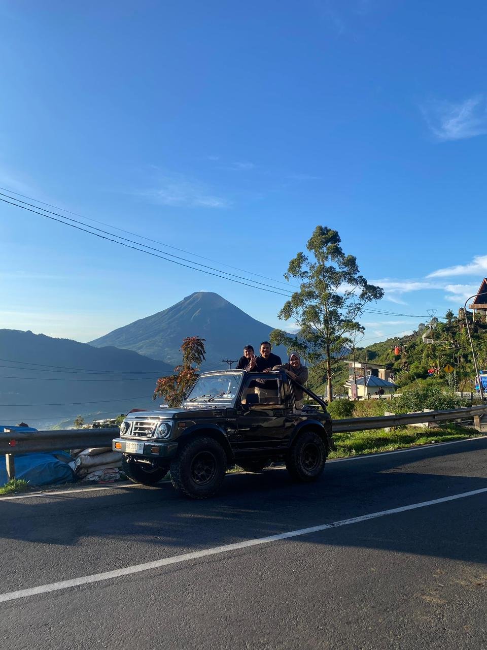 Jeep Adventure dengan Latar Gunung Sindoro