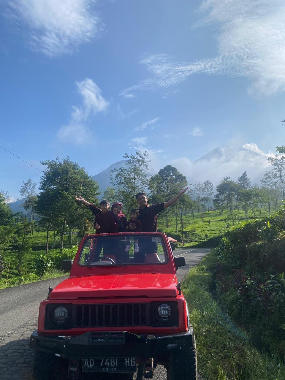 Wisata Keluarga Naik Jeep Dieng